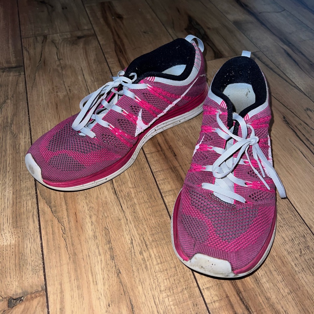 pink nike tennis shoes